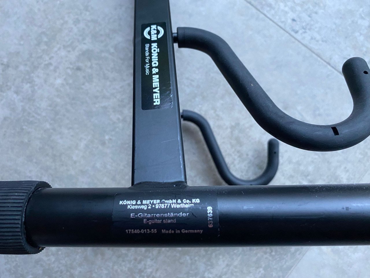 K&M 17540 (bas)gitaarstandaards