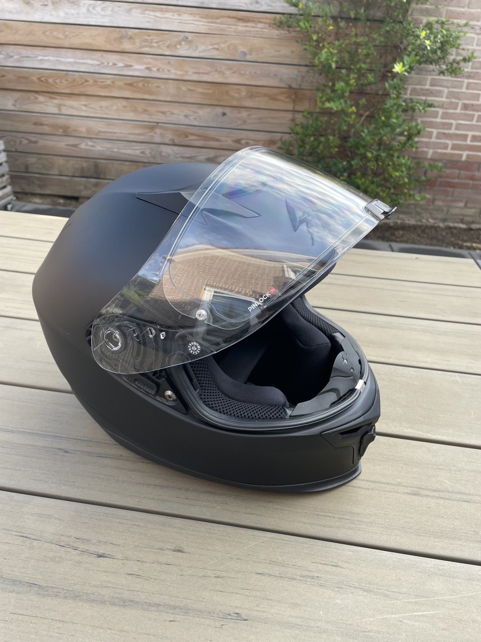 Motorjas, motorbroek, motorschoenen, motorhelm en motorhandschoenen