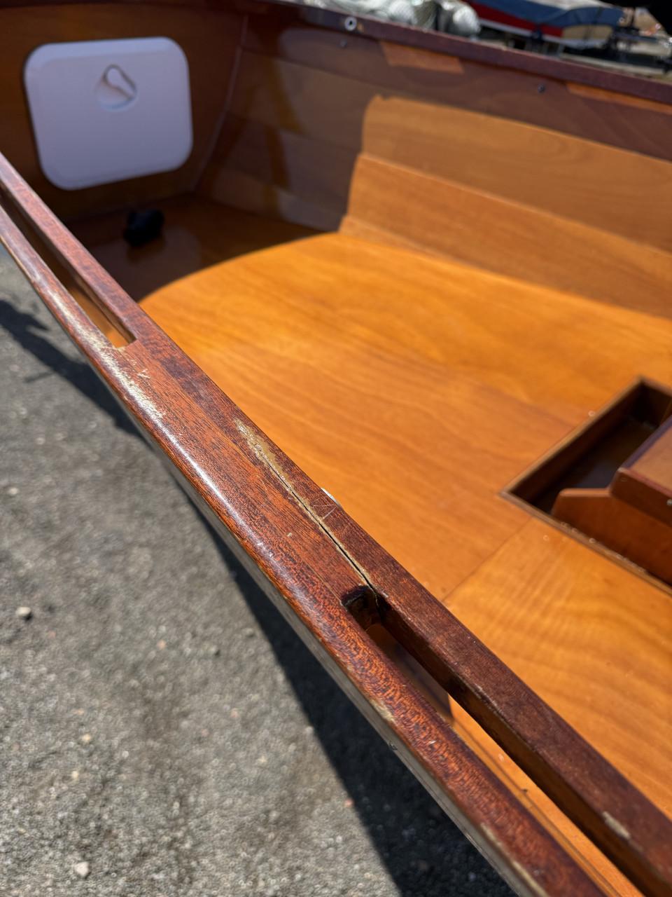 Tweepersoons houten roeiboot