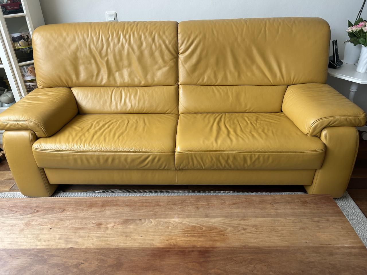 Te koop okergeel bankstel 2,5 en 2 zits