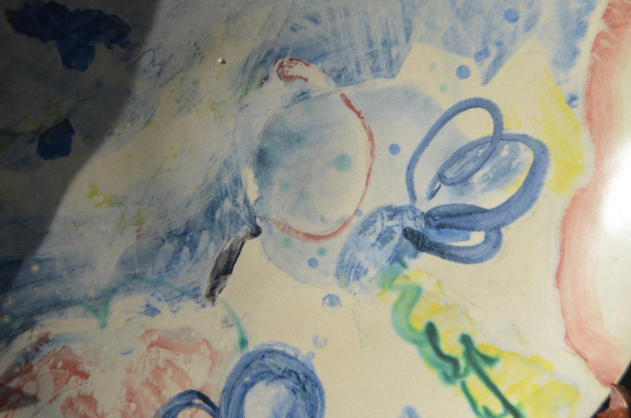 Fraaie grote aardewerk schotel, gesigneerd, gedateerd (2)