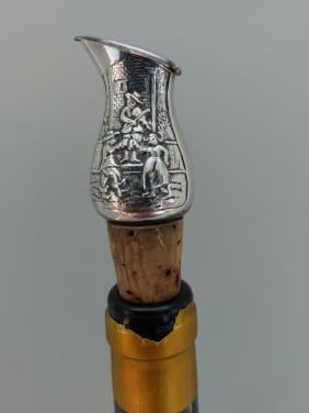 Oude verzilverde schenktuiten voor wijnfles