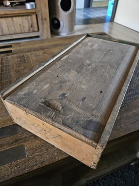 Mooie grote antieke houten kist, binnenkant met vakjes....