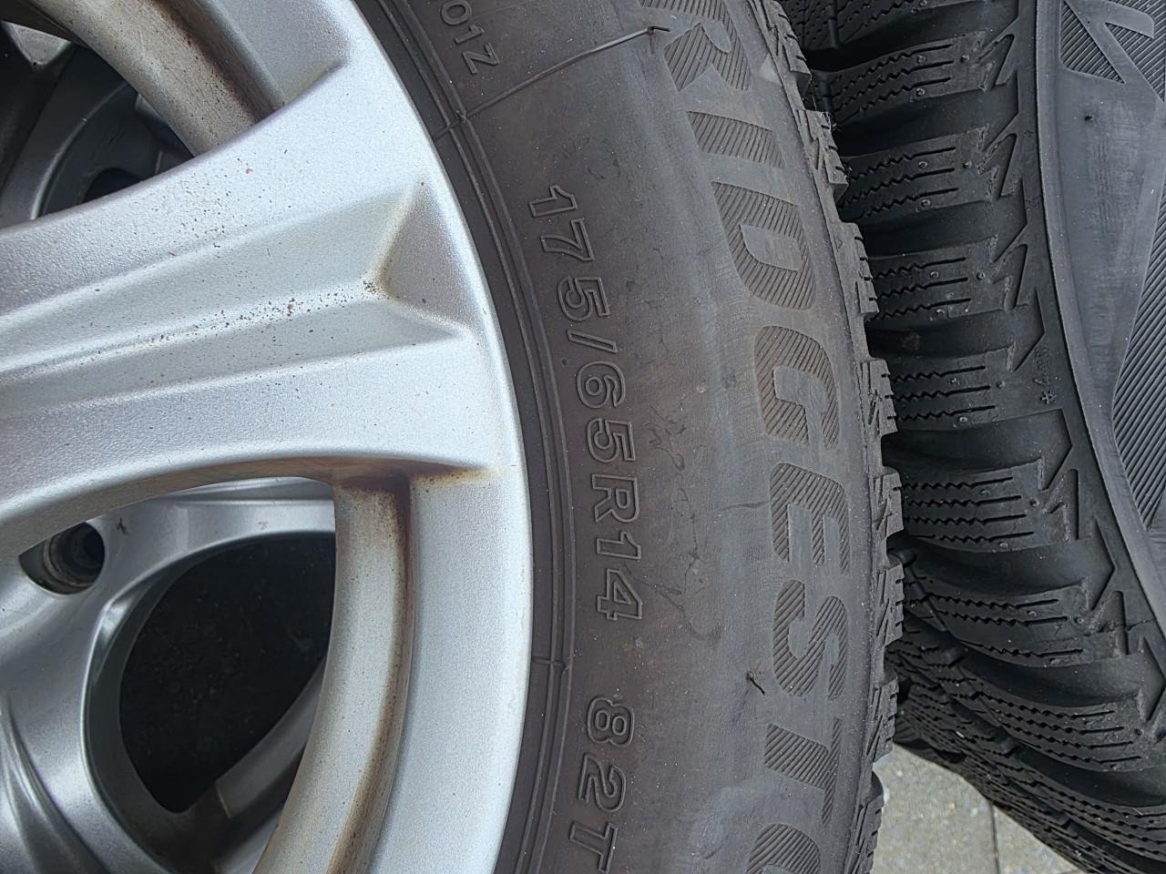 Bridgestone winterbanden 14 inch zgan met velgen