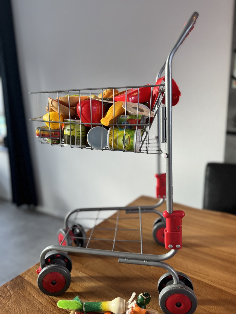 Winkelkarretje, mandje en houten speelgoed