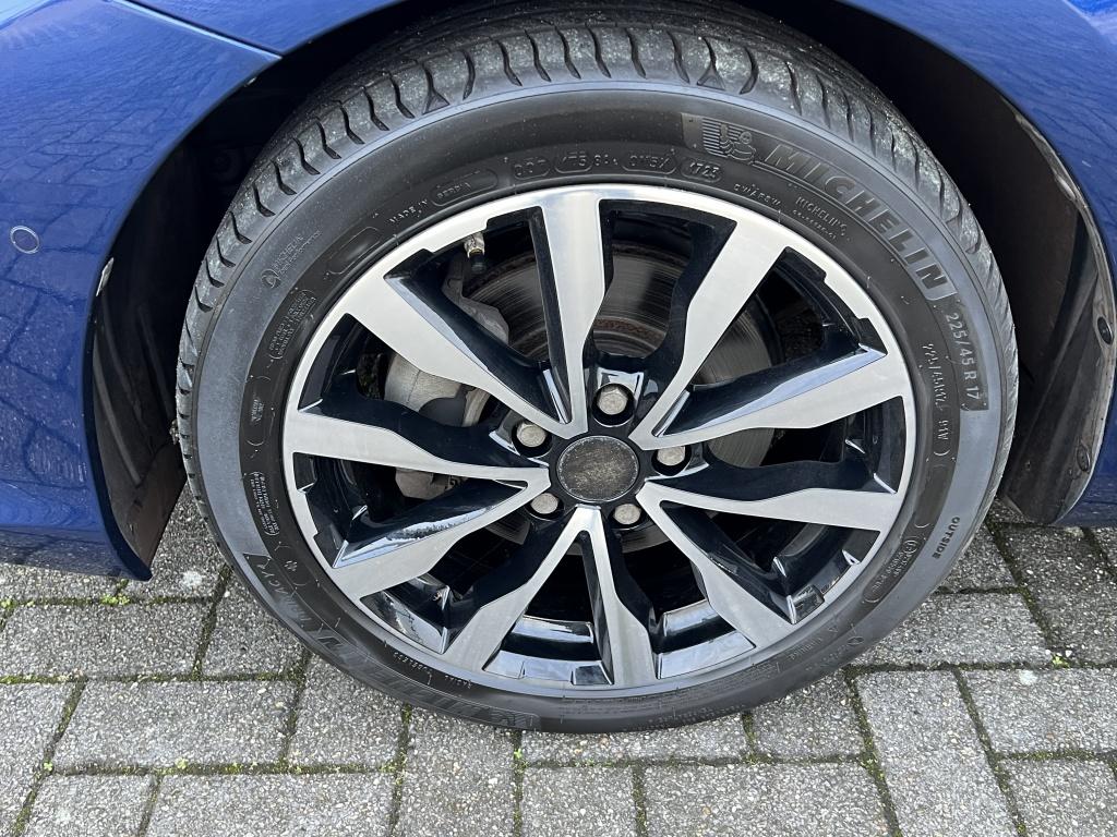 Toyota Auris 1.8 hybrid bus. pro