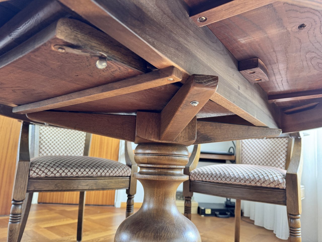Massief eiken eethoek ronde tafel 120 cm met 4 armstoelen