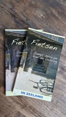 'Fietsen langs sporen van de oorlog" 2 dezelfde boekjes met 14 fietsroutes