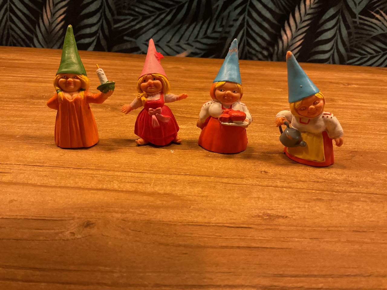 55 David de kabouter en Lisa  poppetjes  Poortvliet en blikken trommeltje