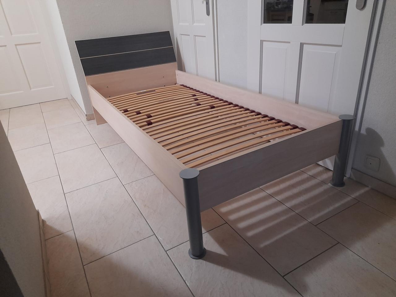 1 Persoons bed 90 x 200 (in goede staat )