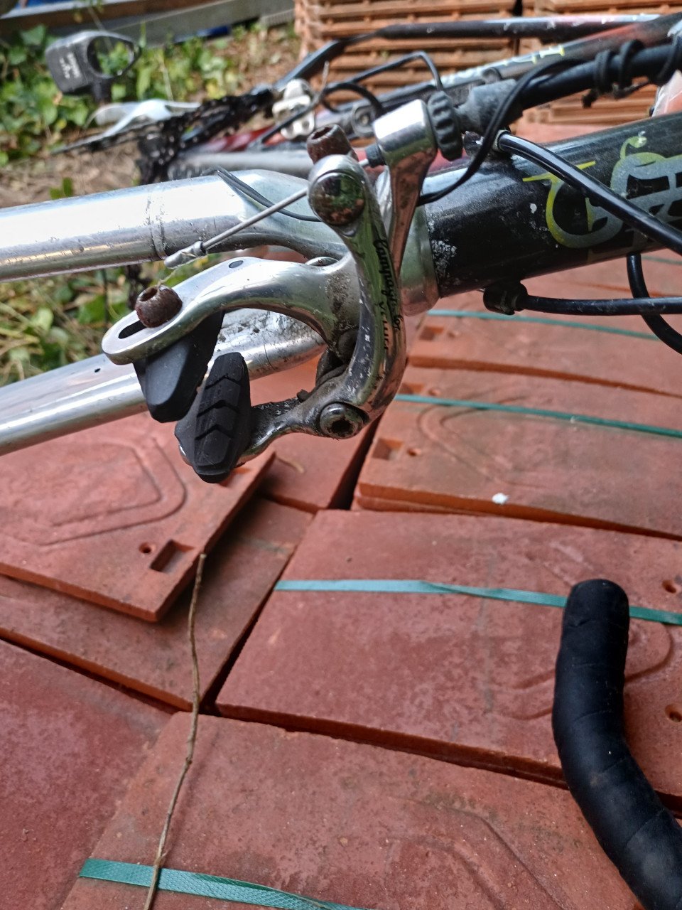 Oude race en moutenbike met campagnolo en shimano onderdelen.