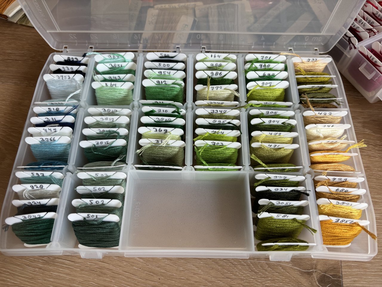 DOZEN BORDUURZIJDE OP BOBBINS EN VEEL LOSSE