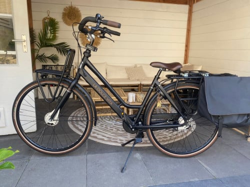 Zwarte mama fiets z.g.a.n.