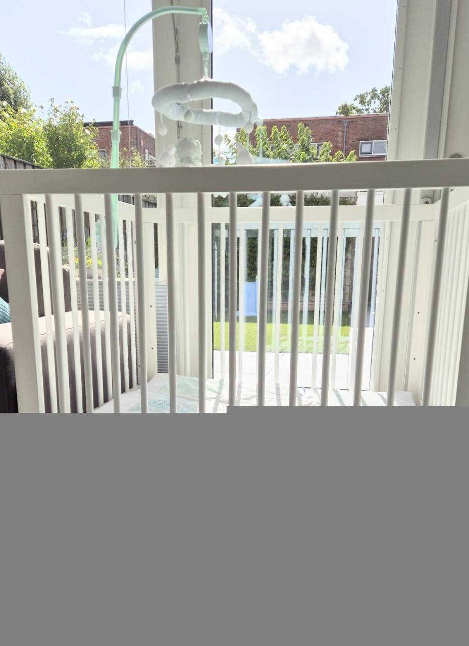 Mooie witte box met boxkleed èn mobiel erbij