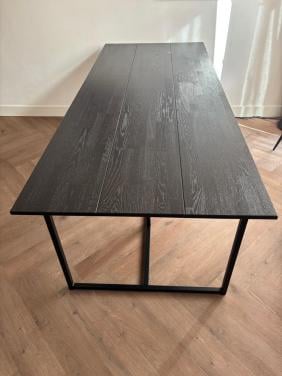 Zwart houten eettafel