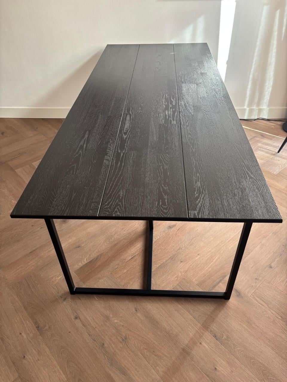 Zwart houten eettafel
