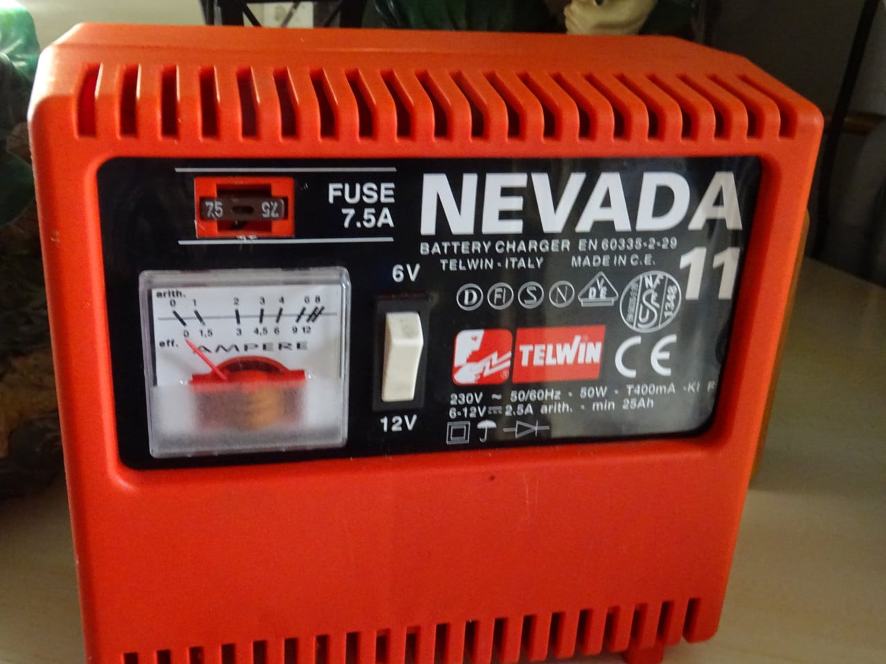 Nog bijna niet gebruikte battery charger 6 en 12 volt lader zie foto s