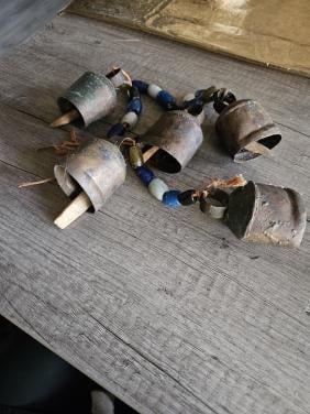 Mooie vintage originele rustieke koebellen met kralentouw