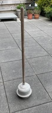 Oude zinken wasstamper