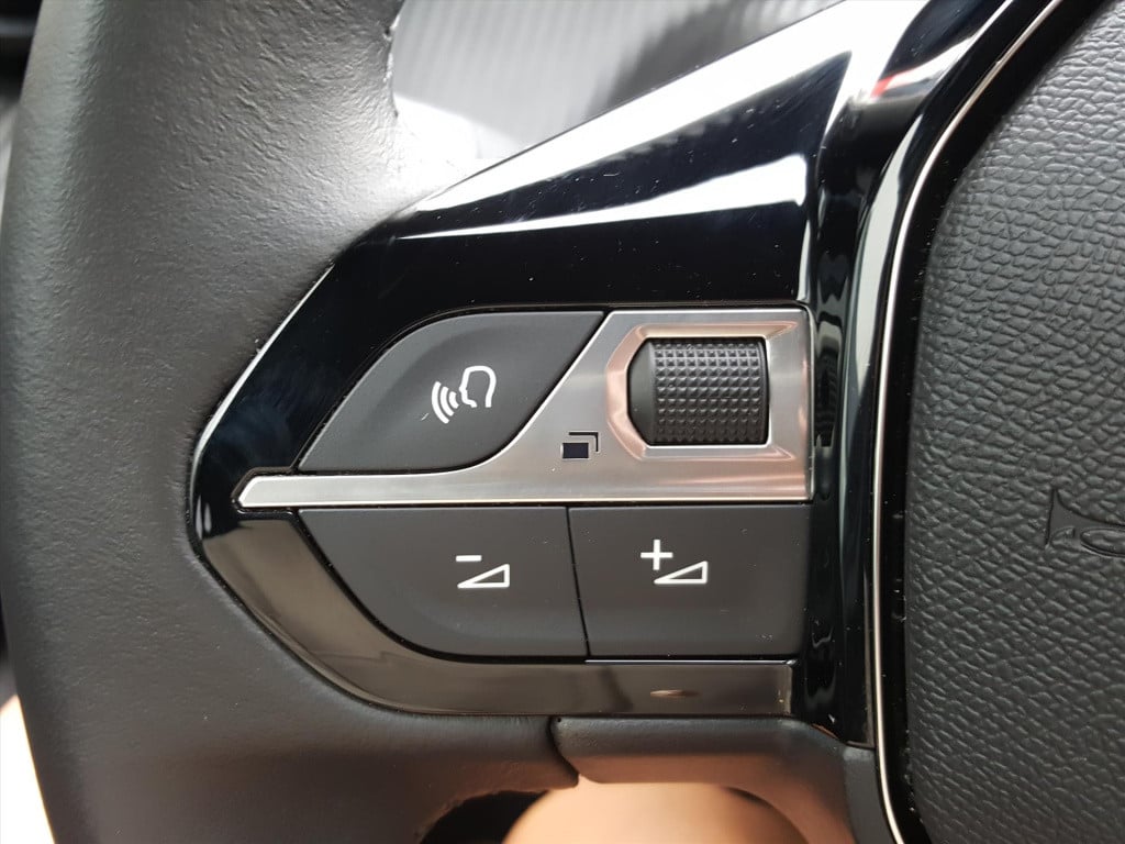 Peugeot 2008 1.2 puretech 100pk allure | navigatie | bluetooth | applecarpl