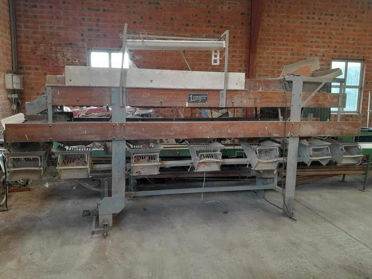 Diverse landbouwmachines en materialen