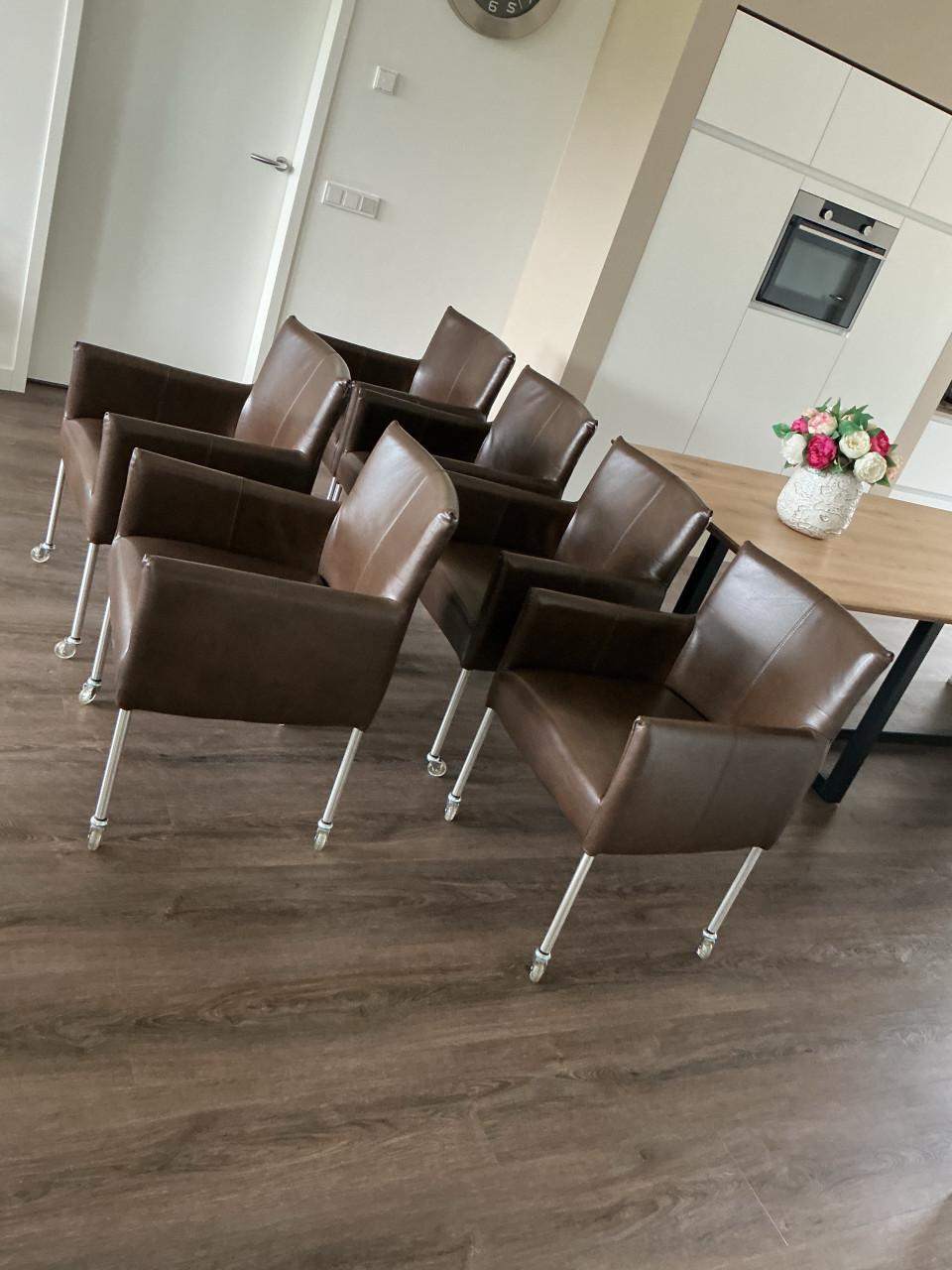 6 lederen eetkamerstoelen met armleuning kleur chocolade bruin i.z.g.s