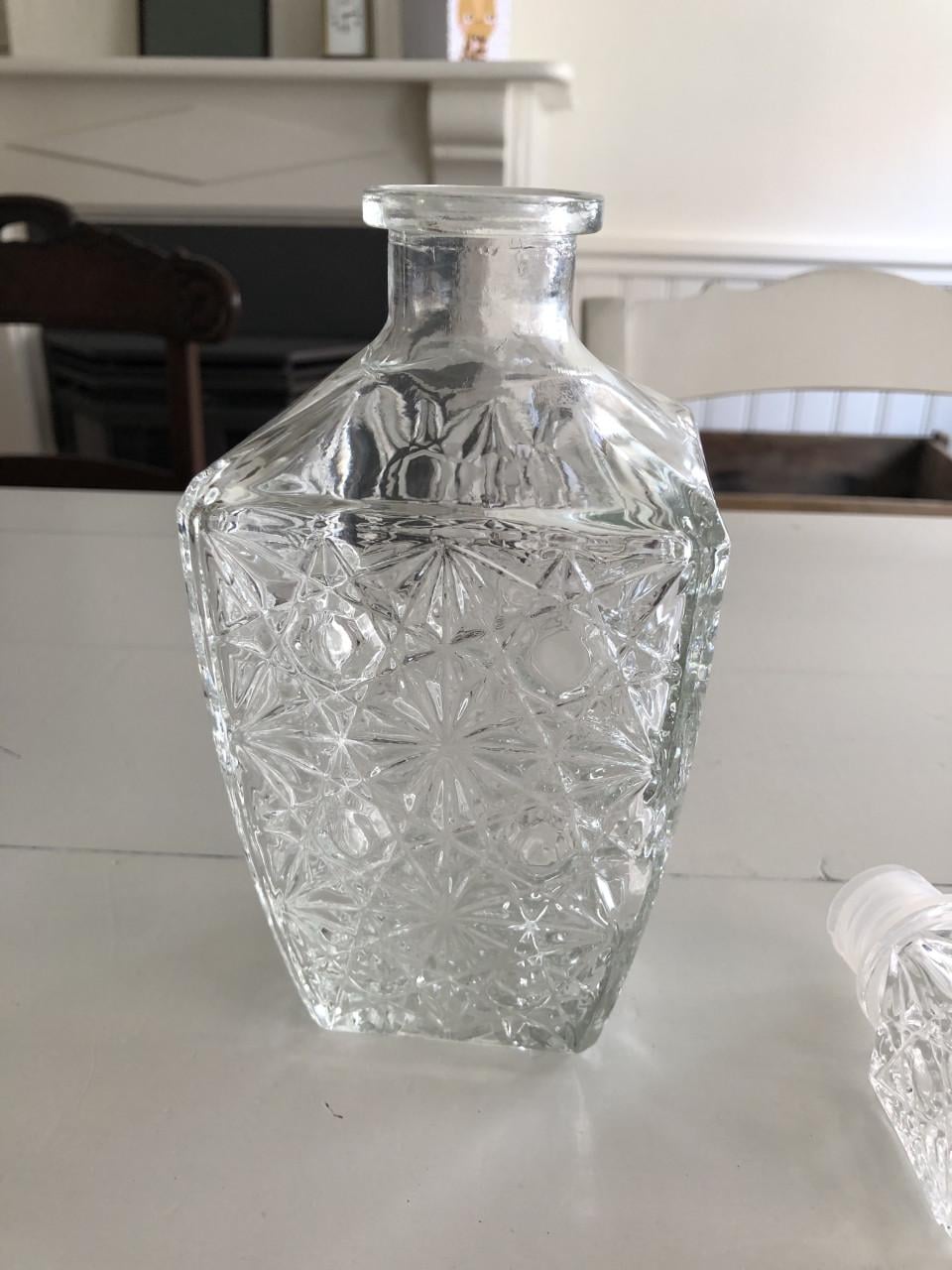Mooie brocante gedetailleerde drank karaf van geperst glas