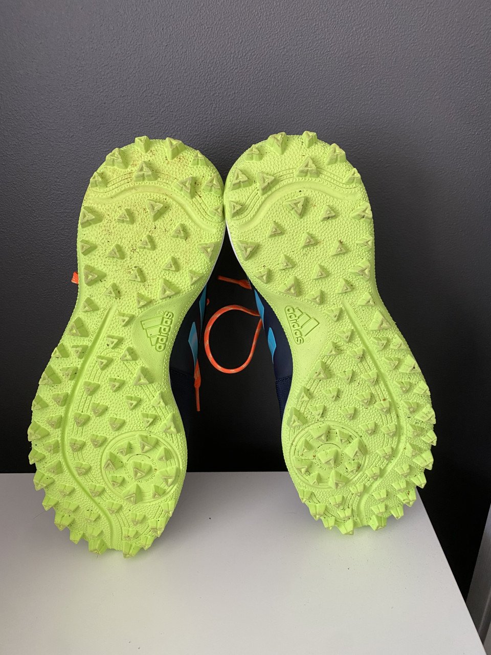 Hockey schoenen van het merk Adidas.