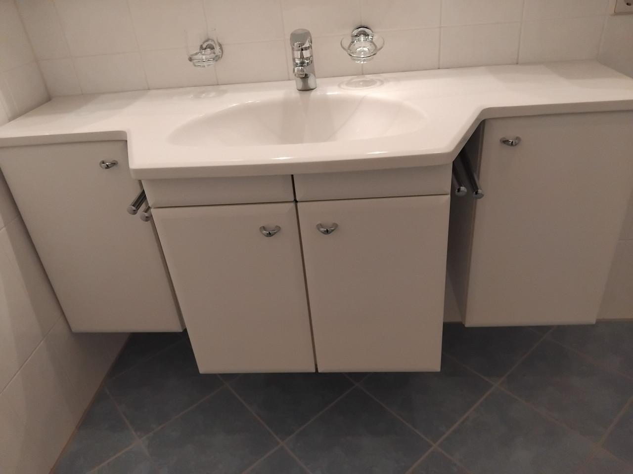 Badkamermeubel met kast en verlichting