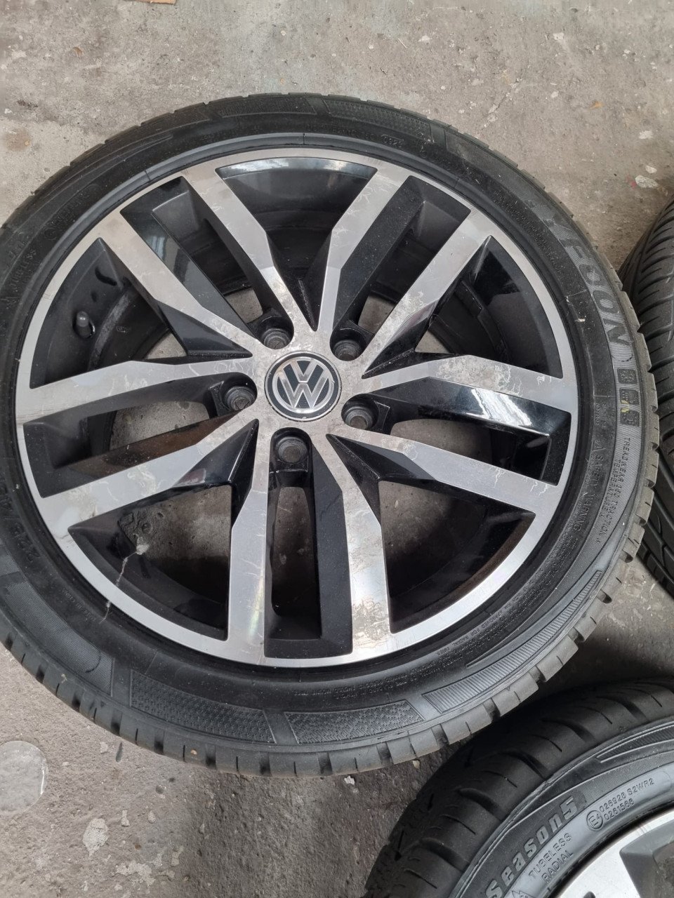 4 Volkswagen velgen met banden 225/45 R17 94V