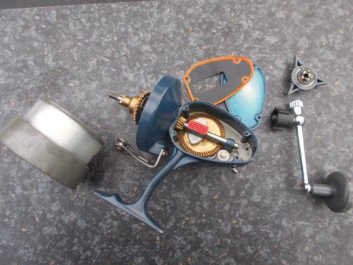 Prachtige Mitchell 498 zeemolen met bronzen as