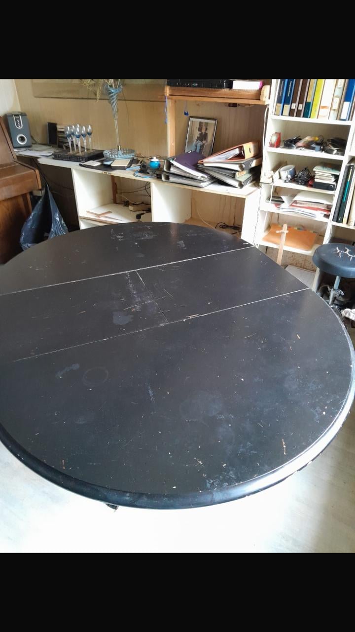 Zwarte ronde tafel