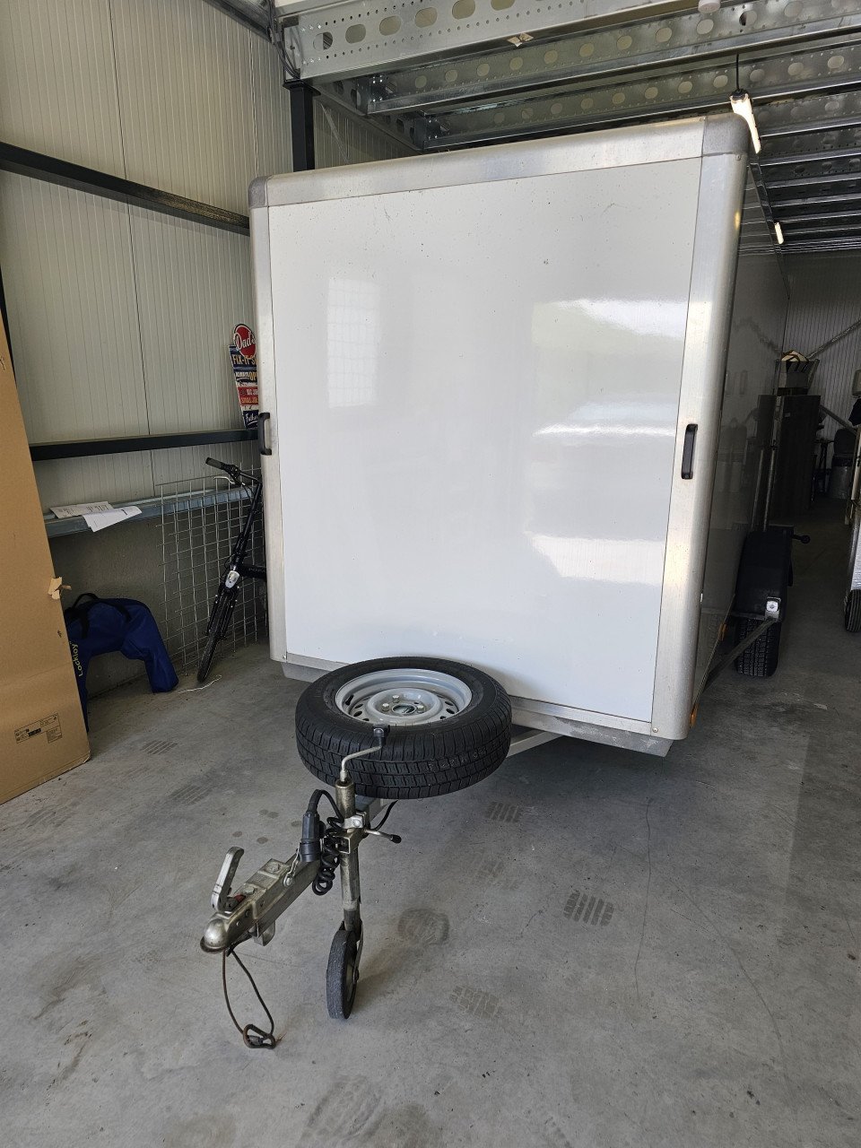 Trailer van 2018, opbouw 4 meter, zo goed als nieuw.