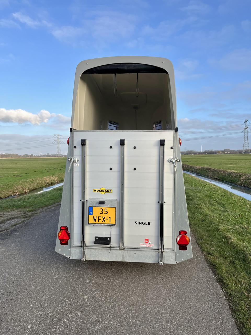 Zo goed als nieuwe aluminium Humbaur Single met zadelkamer