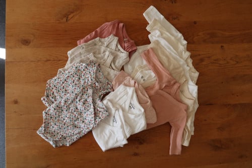 Baby rompertje, truitjes en box pakjes alles in maatje 44 en z.g.a.n.