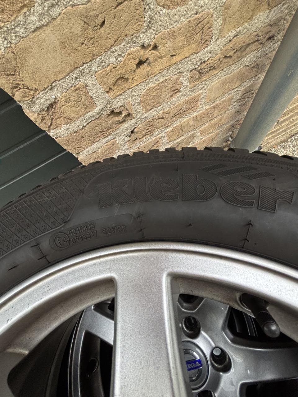 Set winterbanden op Volvo velgen