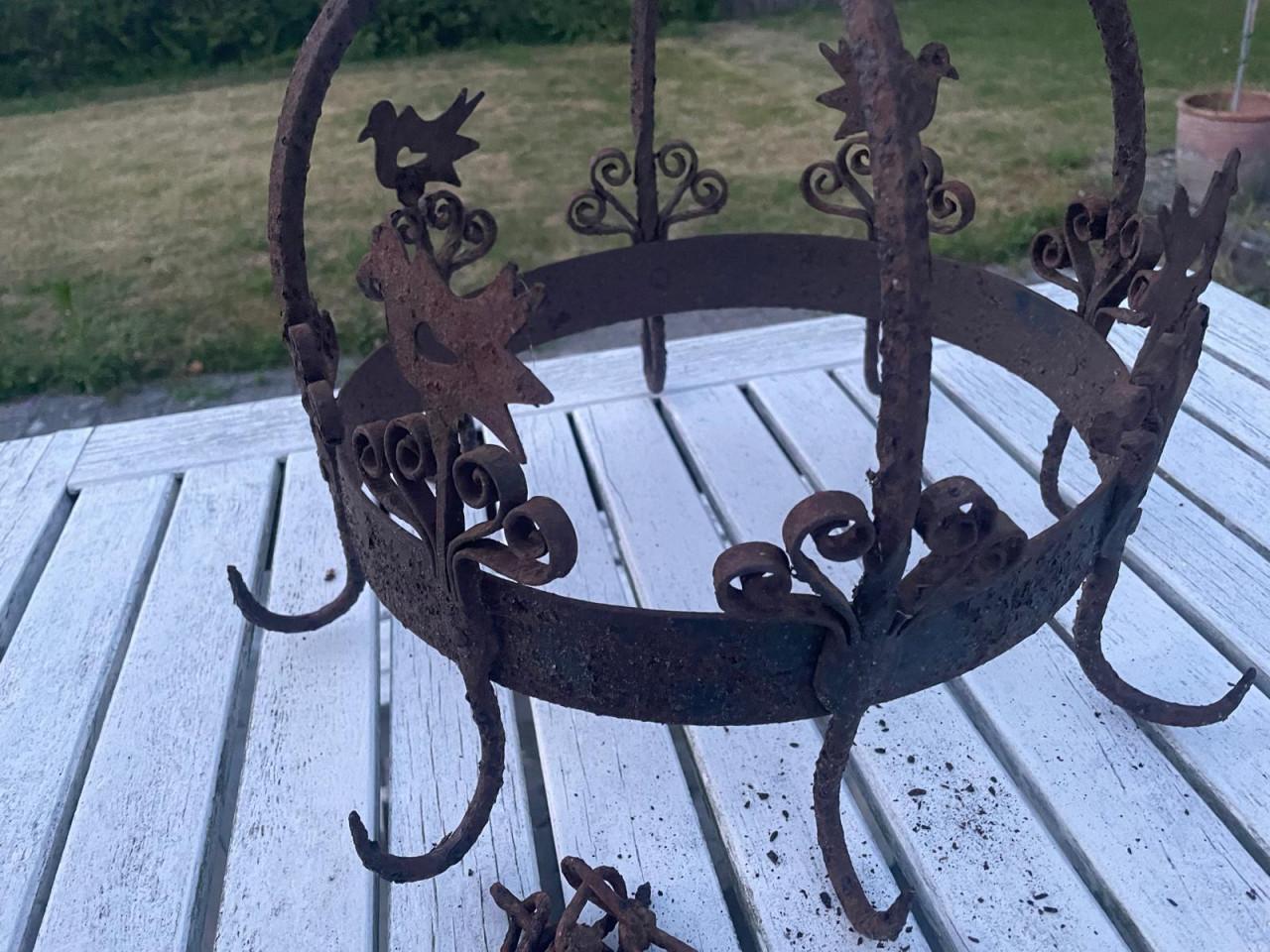 Ijzeren rek ter decoratie in de tuin