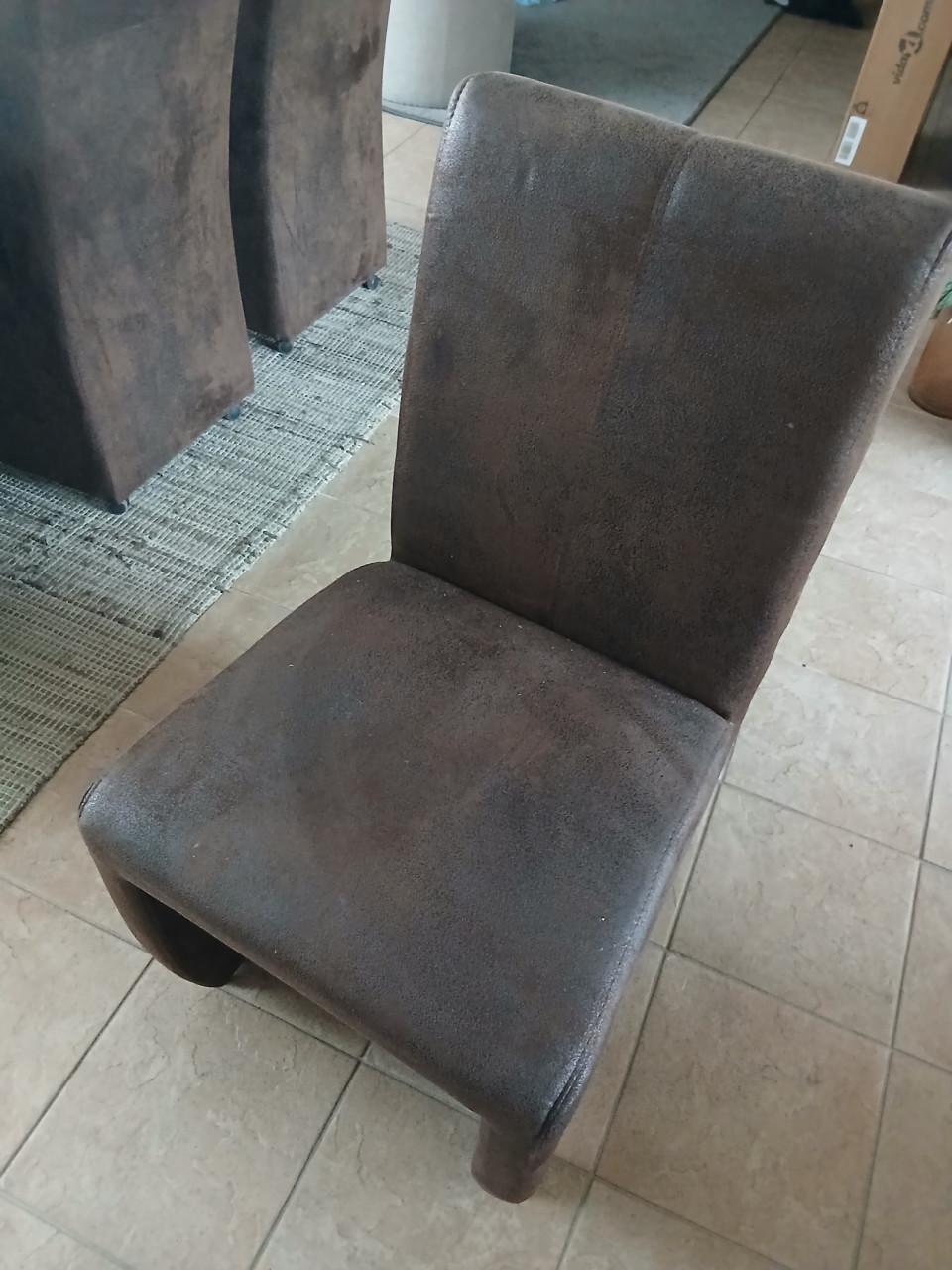 Dressoir, eetkamertafel, stoelen, salontafel