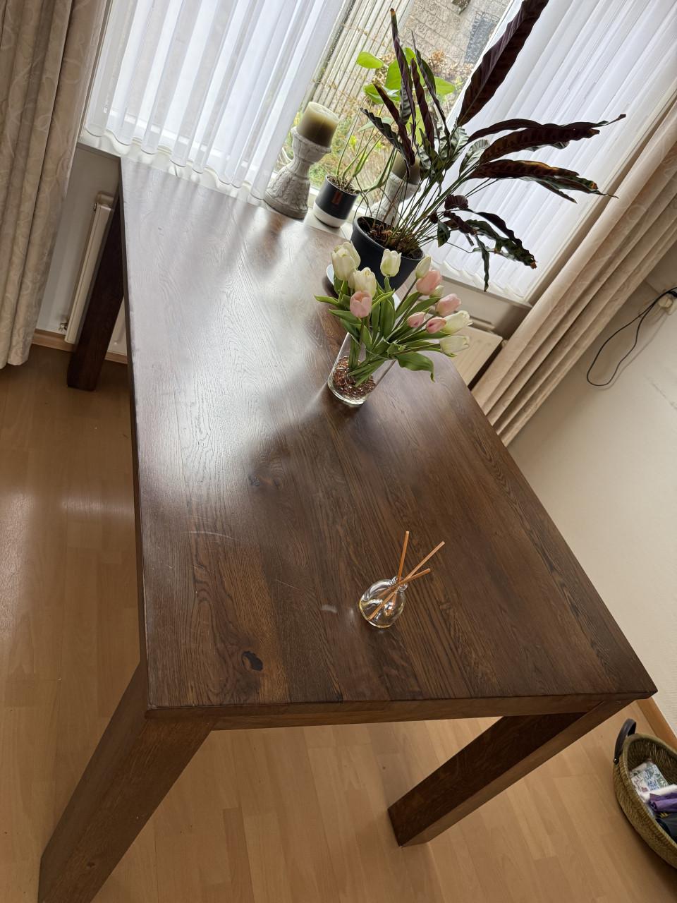 Stevige Eettafel teak. 160x90 cm. Hoogte 77,5 cm.