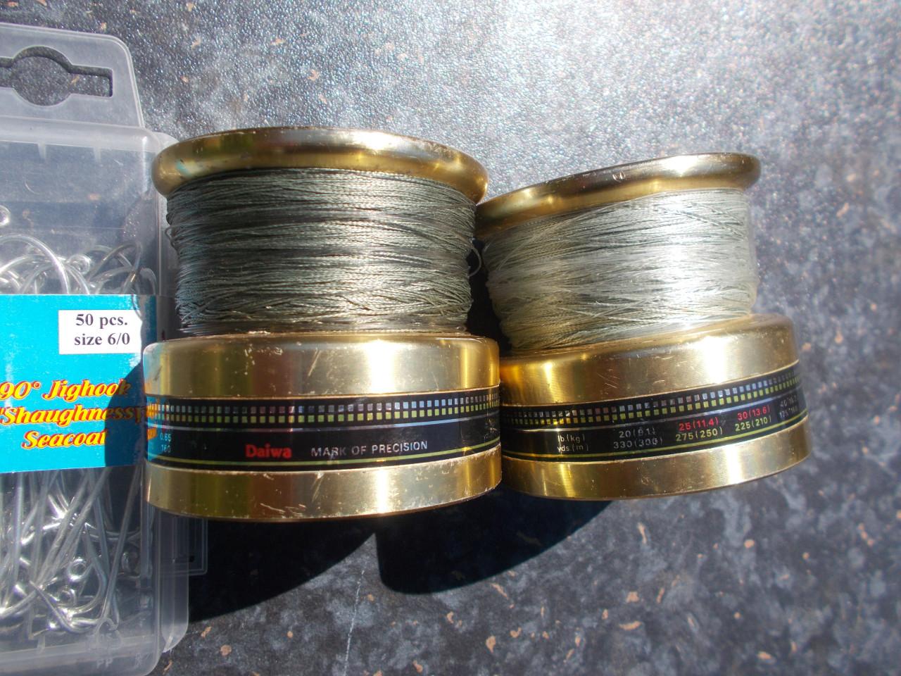 DAIWA BG90  twee reservespoelen , gevuld met gevlochten lijn
