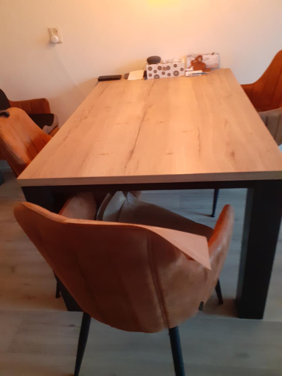 Tafel en 4 stoelen  100 euro