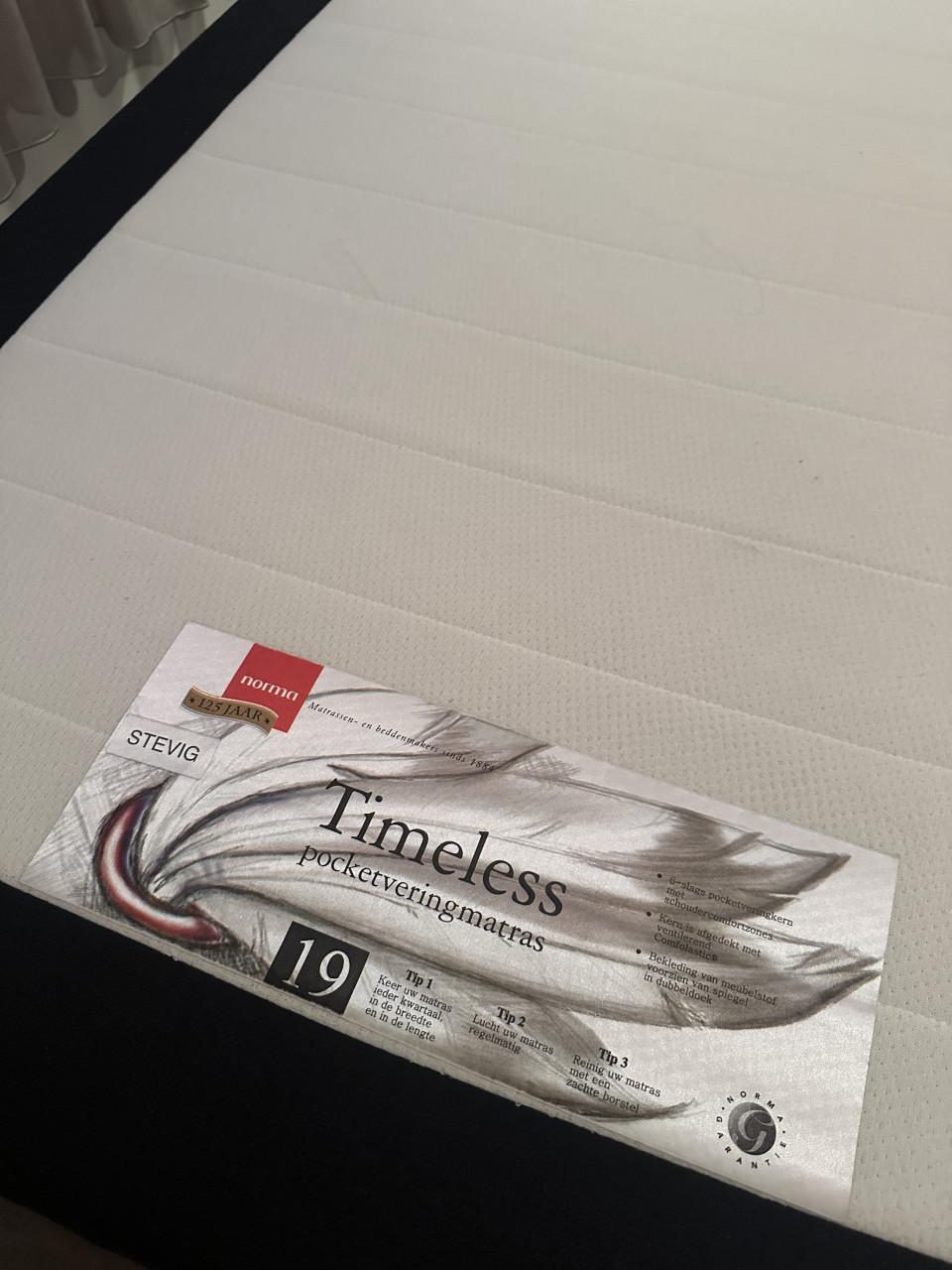 Boxspring zwart 180x200 met norma matrassen