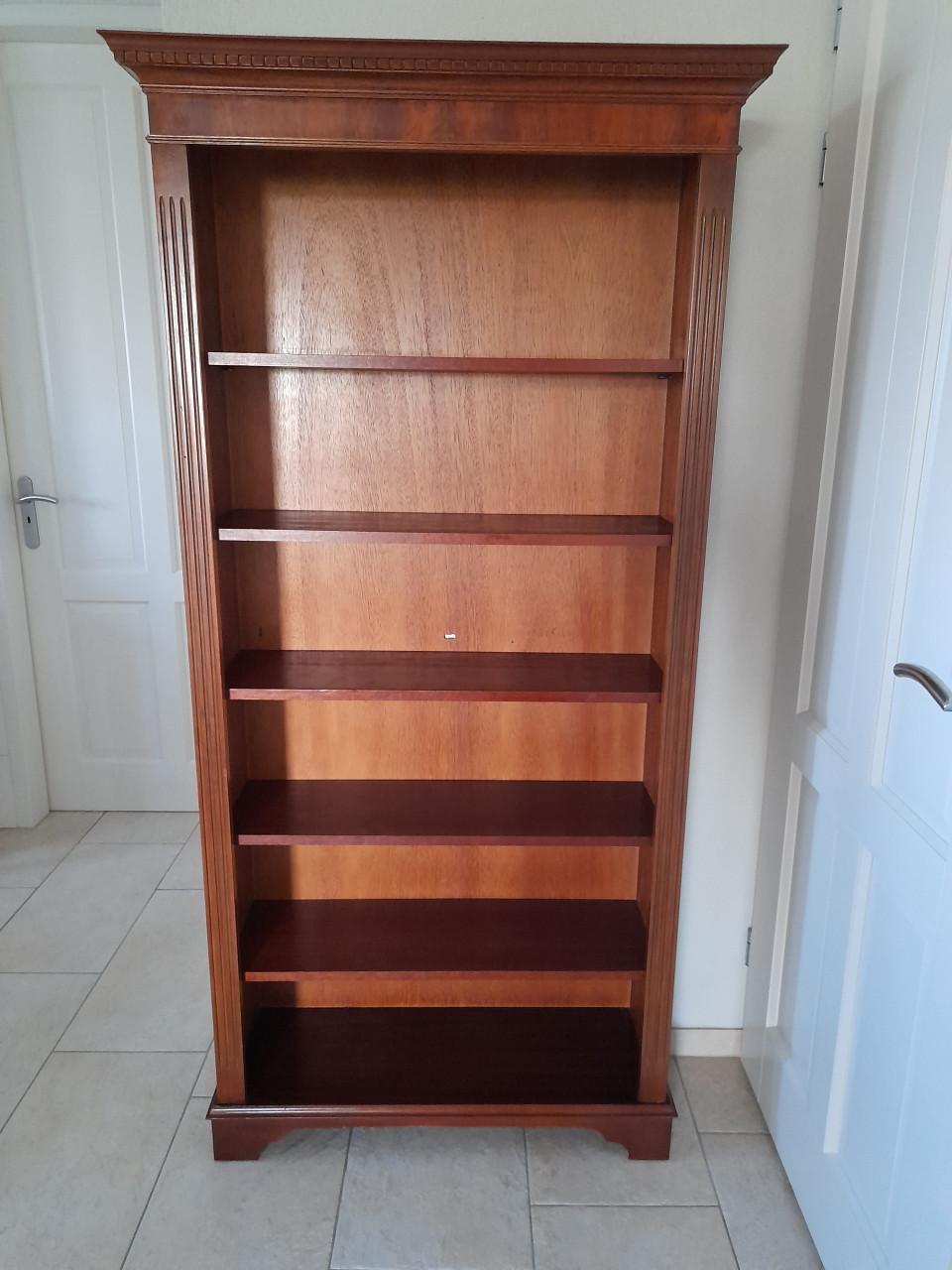 Boekenkast 184H x 32 x 91,5 ( in goede nette staat )