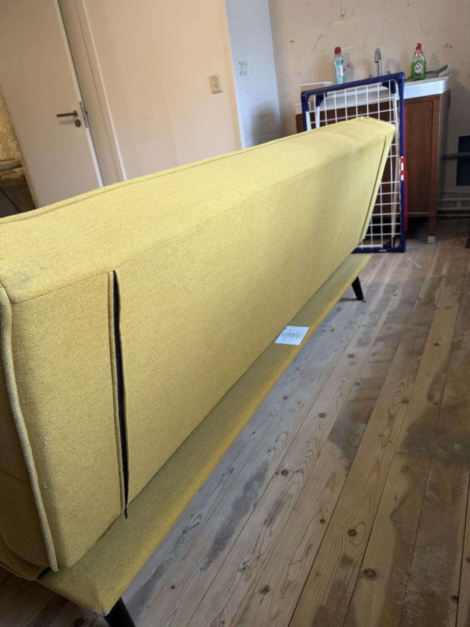 Slaapbank mosterdgeel