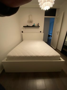 Bed, bedkastje, matras en lattenbodem