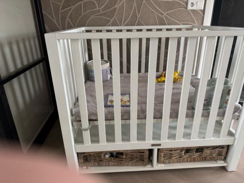 Leuke box met 2 rieten manden