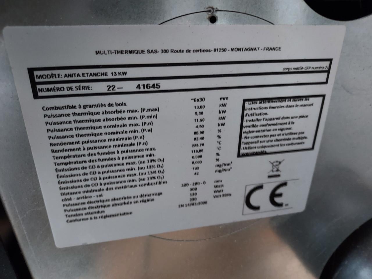 Pellet kachel met rookkanaal en pellets te koop.