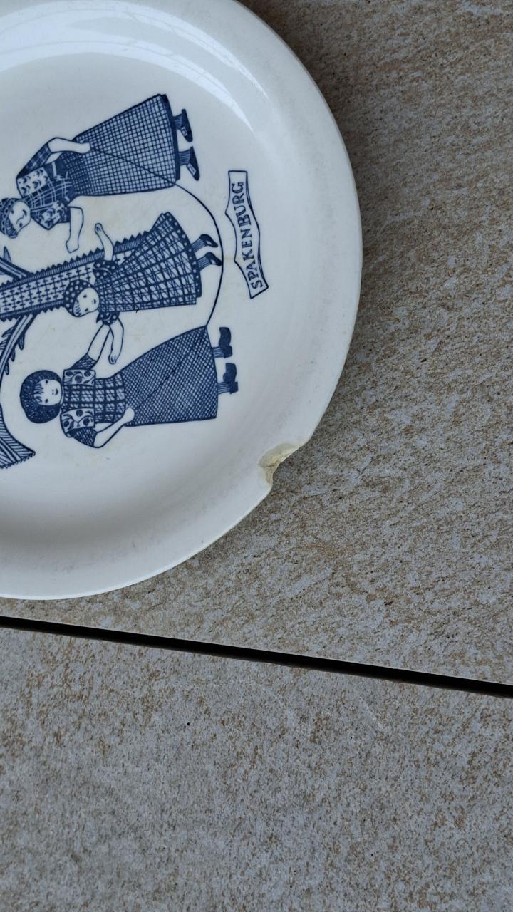 Ontbijtbordjes met afbeelden steden