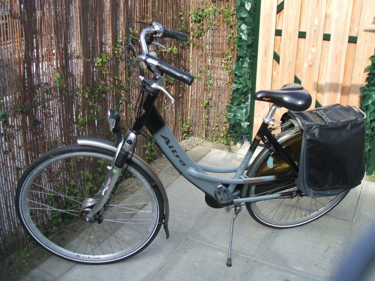 TE KOOP  ALTRA NETTE DAMESFIETS 28 INCH.