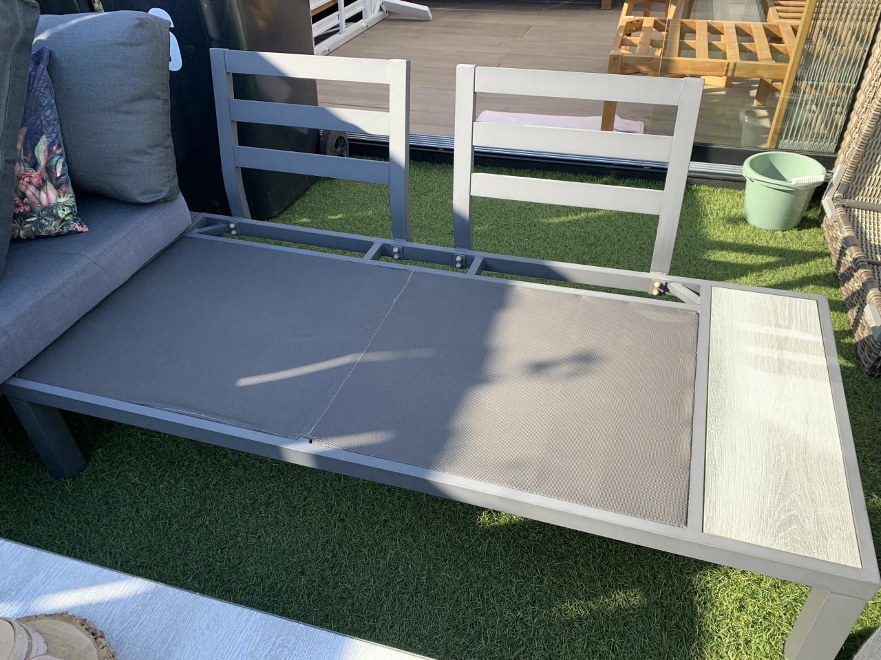 Alminium loungset met kussen en tafel.